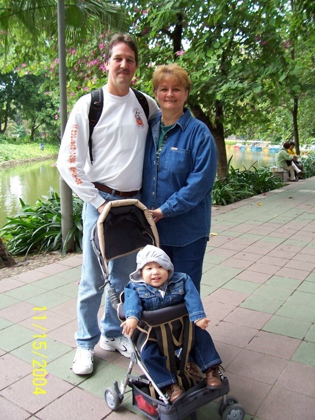 2004年，一对夫妇推着婴儿车在沙面岛上