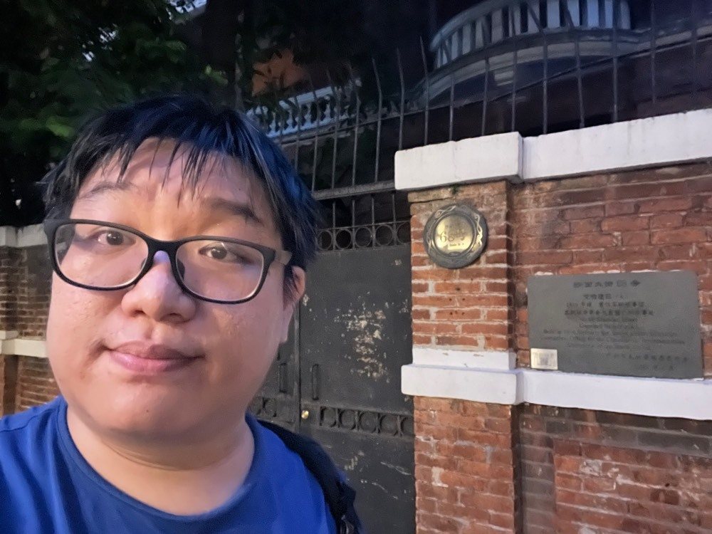 2023年，一位戴眼镜的男子在沙面大街68号门前的自拍，天色已暗